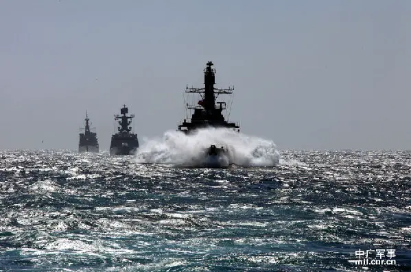 A taskforce of the Navy of the Chinese People’s Liberation Army (PLAN) which is composed of the guided missile destroyer “Lanzhou” and the guided missile frigate “Liuzhou” carried out a maritime joint exercise with the frigates “Lynch” (FF-07) and “Capitán Prat” (FFG-11), and five airplanes of the Chilean Navy on October 10, 2013.