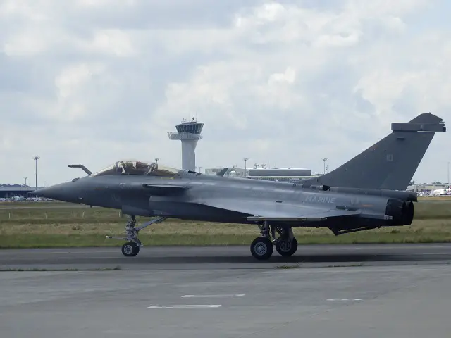 On Friday, 3 October, the Dassault Aviation plant in Mérignac (France) delivered to the French defense procurement agency (DGA) the Rafale M10, the first of a tranche of ten retrofitted Rafale “Marine” (Navy) aircraft. These ten Rafale aircraft (M1 to M10) were produced from the late 1990s to replace the F-8 Crusaders aircraft that provided air defense for the French navy since 1964. As this replacement could not wait for the service entry of the versatile F2 and F3 standards, the ten Rafale Marine were provided with a so-called basic F1 standard, limited to superiority and air defense missions only.