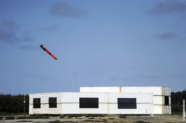 On 8th April 2014, the French DGA (Direction Générale de l'Armement) successfully carried out the second qualification firing of the naval cruise missile (MdCN or Missile de Croisière Naval) currently under development by MBDA. The firing, which took place at the DGA’s Biscarrosse missile test centre (situated in the department of Landes in South West France) , was representative of a firing from a frigate and demonstrated the missile’s flight capabilities at high altitude.