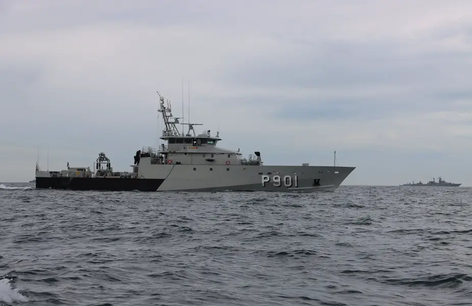 Belgian patrol boat Castor escorts Russian ships in the North Sea 01