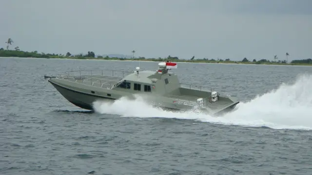 PT. Royal Advanced Fiber (RAF Boats) was displaying its VITESSE Mark II Interceptor boat during IndoDefence 2012. The VITESSE Mark II is a high speed military delta conic airventilated triple step hull interceptor type vessel. It was designed following a special request from Indonesian Special Forces for Anti-terror and interception missions.