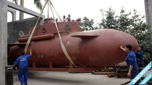 On the morning of January 15, 2014 in the Vietnamese naval base in Cam Ranh Bay , took place the commissioning ceremony of the Vietnamese Navy large diesel - electric submarine (SSK) HQ-182 "Hà Nôi" (Project 636 Kilo/Varshavyanka class). It is the first unit of six SSK built in Russia by JSC "Admiralty Shipyards" under a 2009 contract. In a ceremony attended by Navy Commander of the Vietnam People's Navy (VNA), Vietnam Deputy Defence Minister Admiral Nguyen Van Hien and Deputy Commander of the Navy Vice Admiral VNA Pham Ngoc Minh.