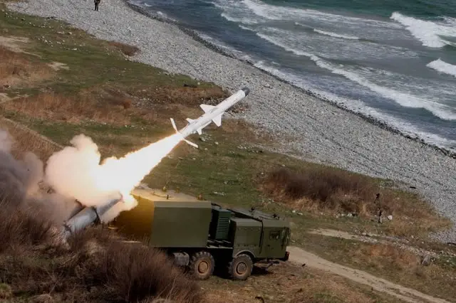The Russian Navy just announced that the Pacific Fleet (PF) Coastal Troops’ formation held the first launch from the new missile system ‘Bal’, which came into the brigade’service at the end of last year. The Coastal Troop Division, having made a 200-kilometer march from its home station, deployed on the move on an unequipped position and conducted a missile launch against waterborne target.
