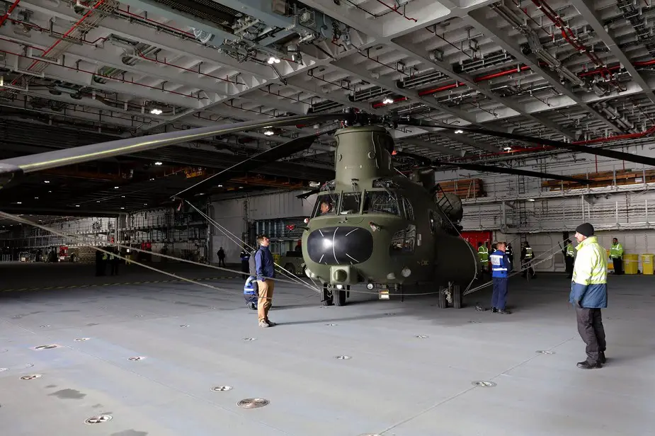 Helicóptero RAF Chinook HMS Queen Elizabeth hangar 2