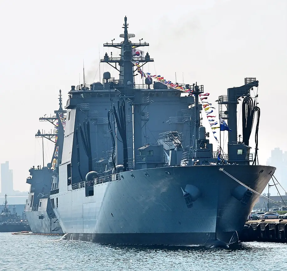 The Republic of Korea Navy ROK Navy commissioned the first vessel in a new class of fast combat support ship local designation is military logistics support AOE Ⅱ on September 18 2018 at Busan naval base.2